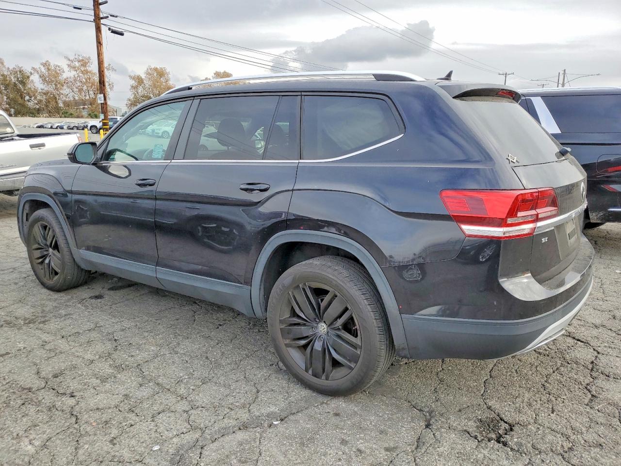 2018 VOLKSWAGEN ATLAS SE photo 2