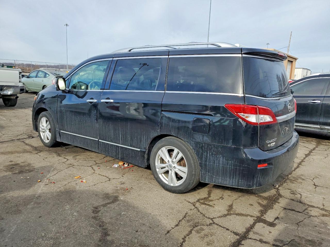 2015 NISSAN QUEST photo 2