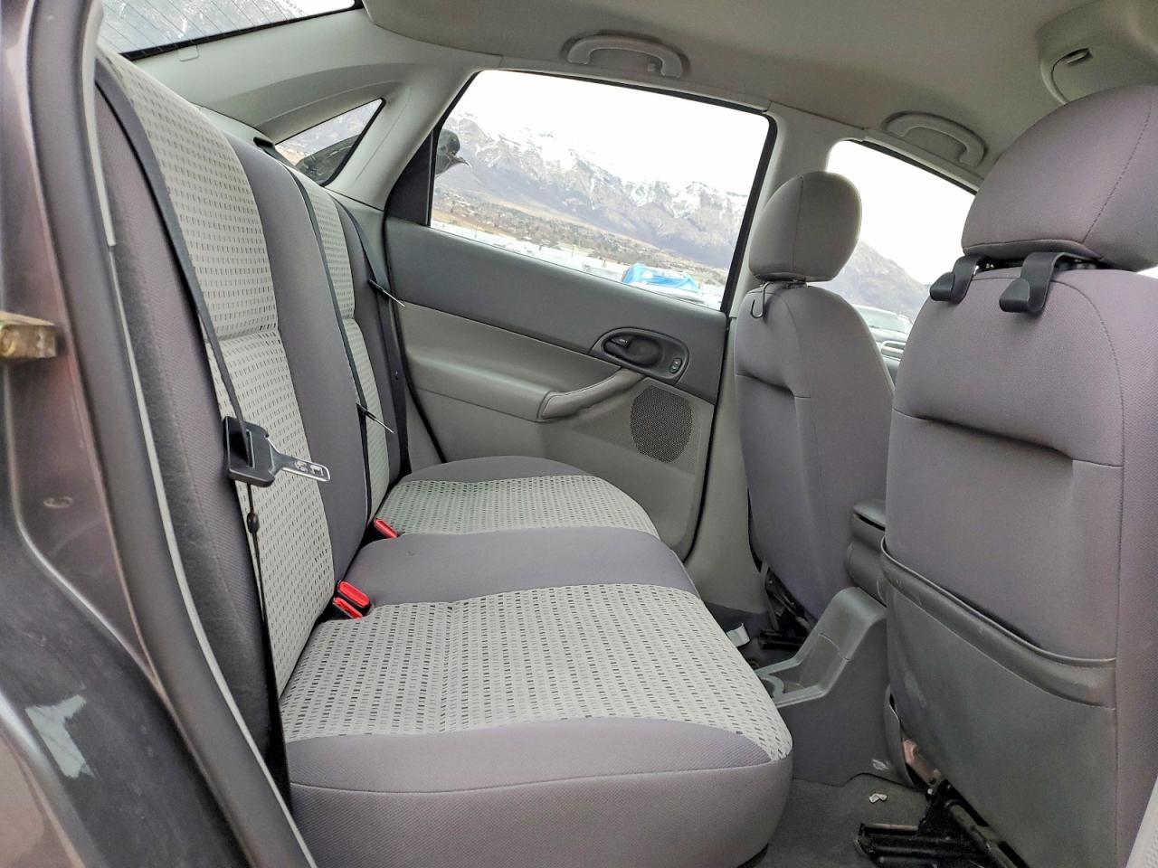 2005 FORD FOCUS ZX4 photo 10