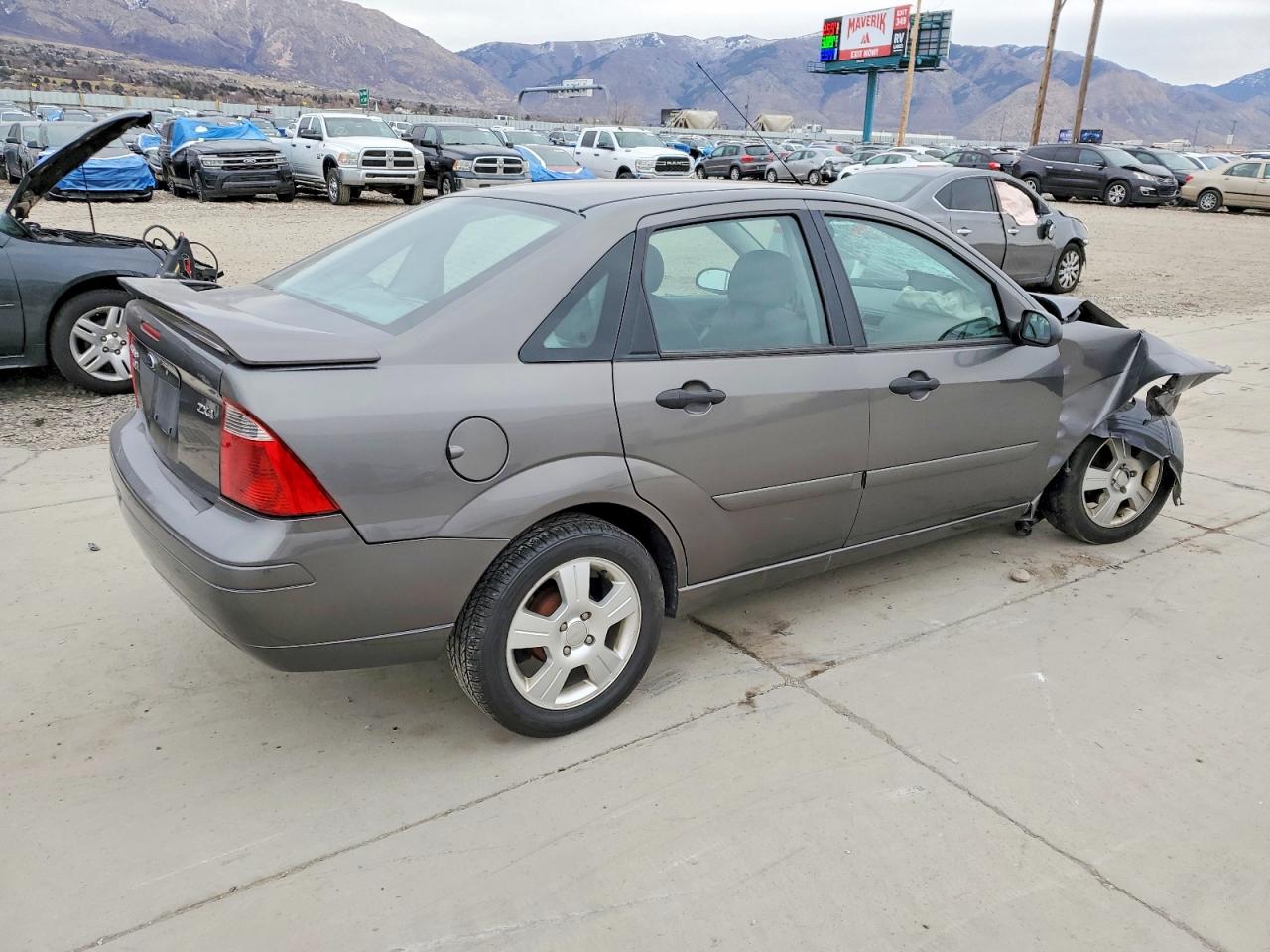 2005 FORD FOCUS ZX4 photo 3