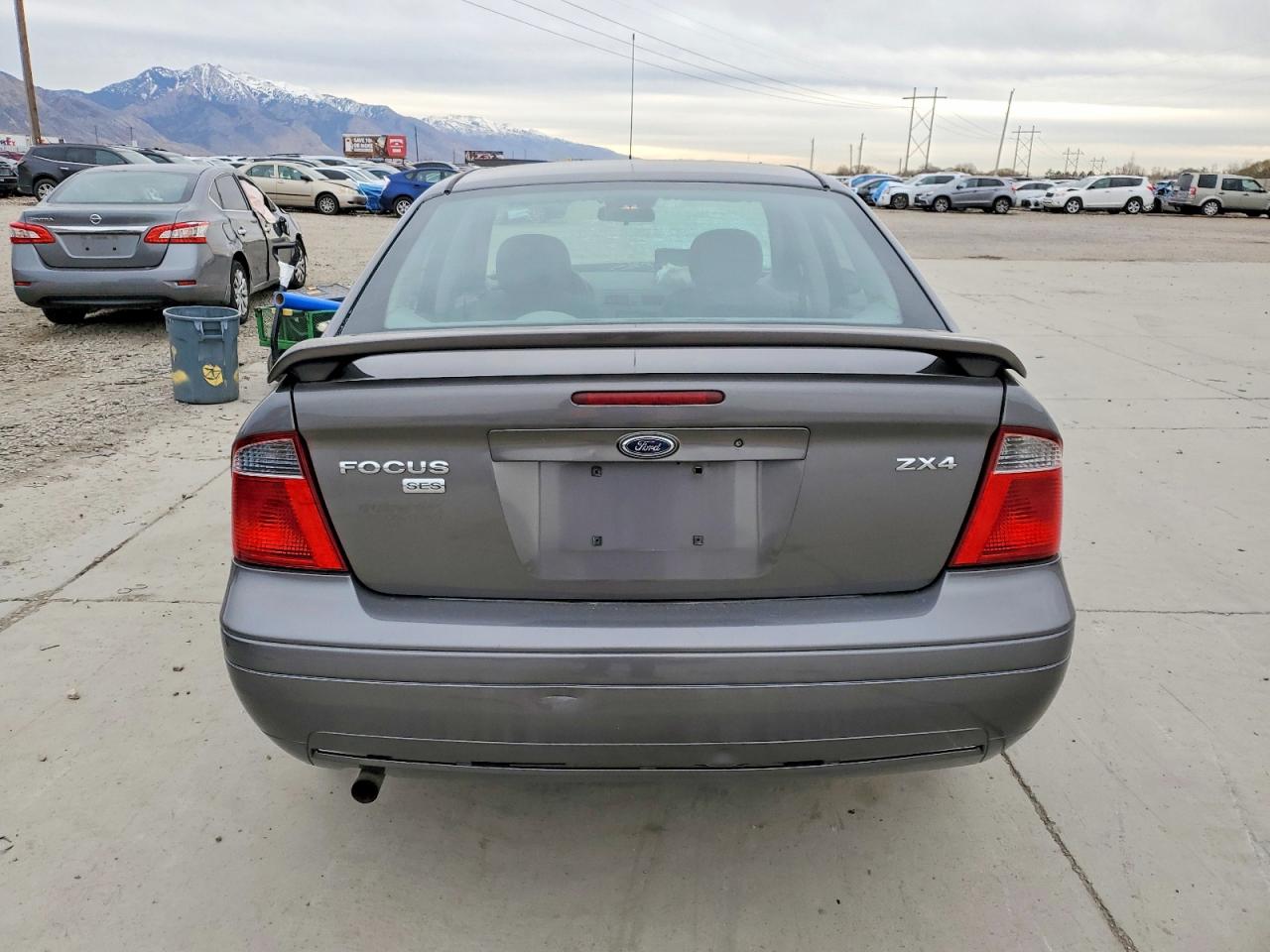 2005 FORD FOCUS ZX4 photo 6