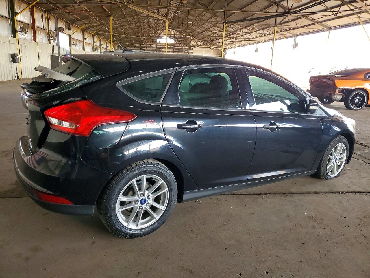 2017 FORD FOCUS SE photo 5