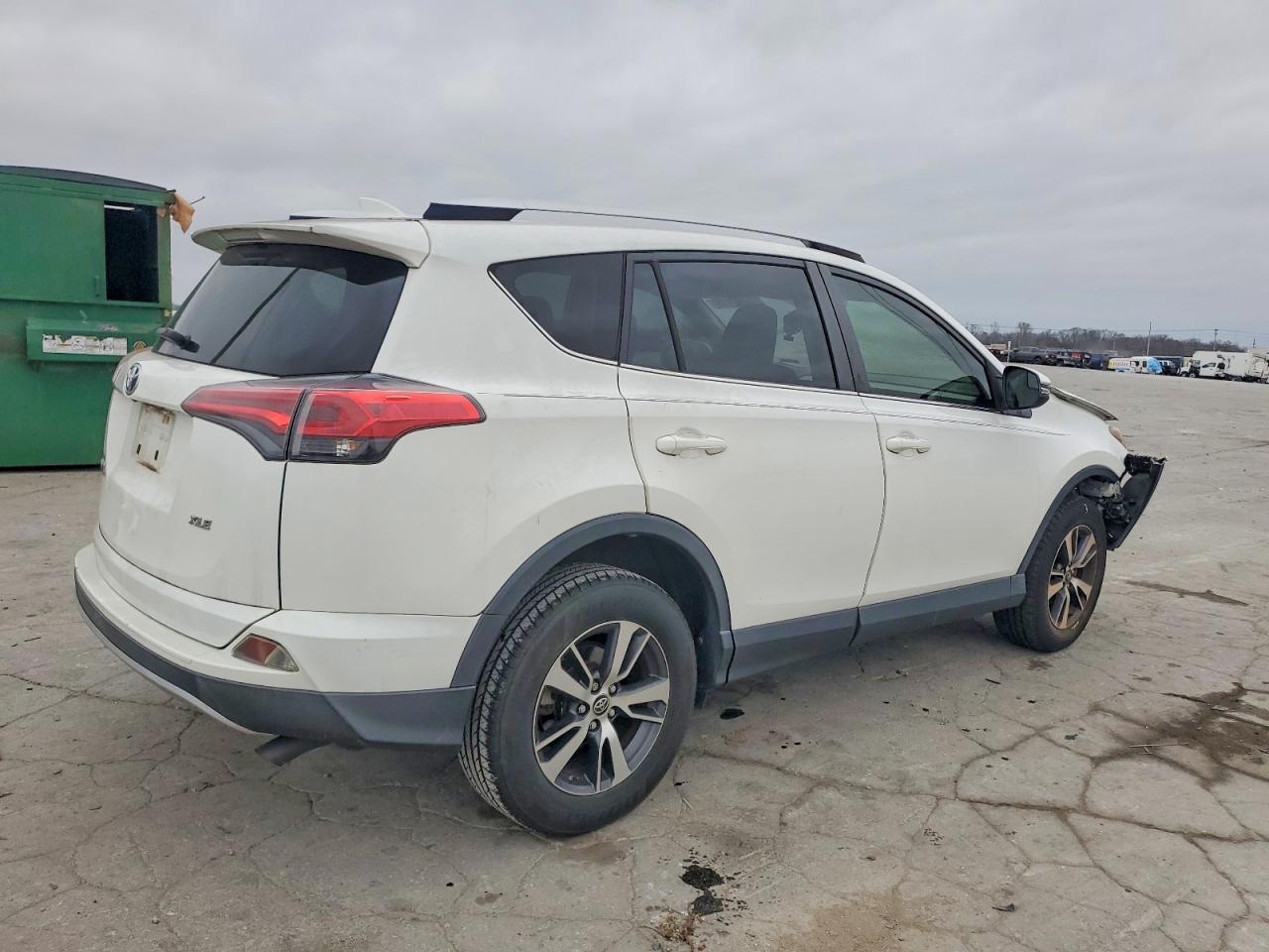 2016 TOYOTA RAV4 XLE photo 3