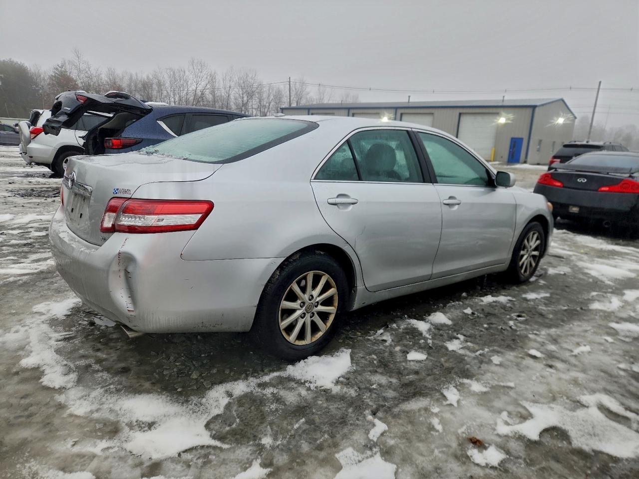 2010 TOYOTA CAMRY BASE photo 3