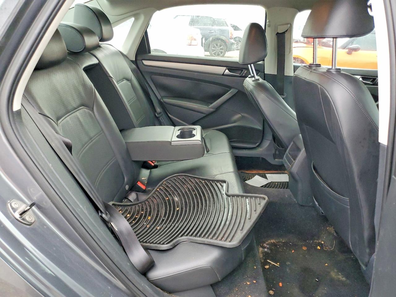 2015 VOLKSWAGEN PASSAT S photo 10