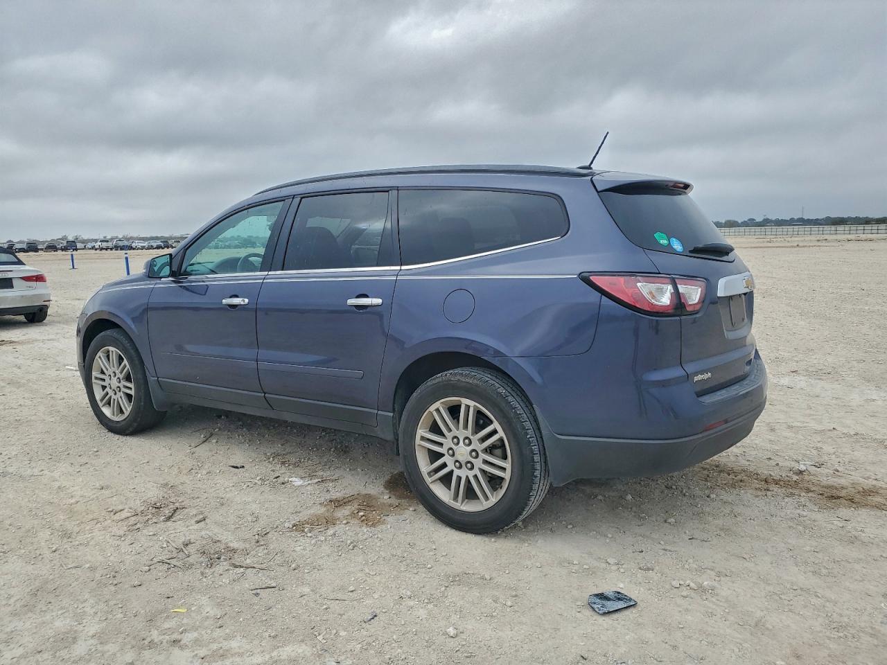 2014 CHEVROLET TRAVERSE LT photo 2