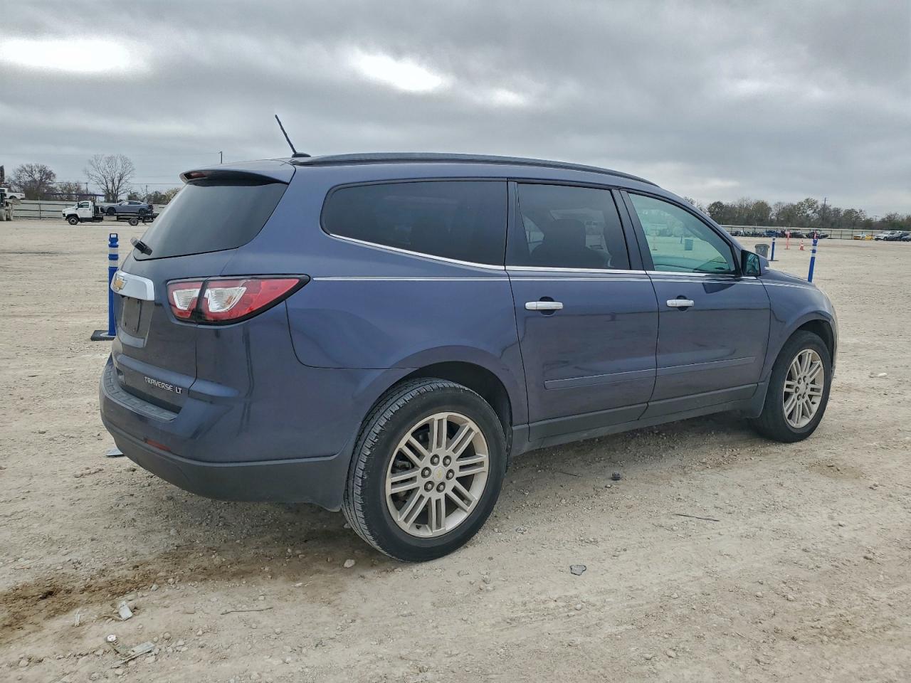 2014 CHEVROLET TRAVERSE LT photo 3
