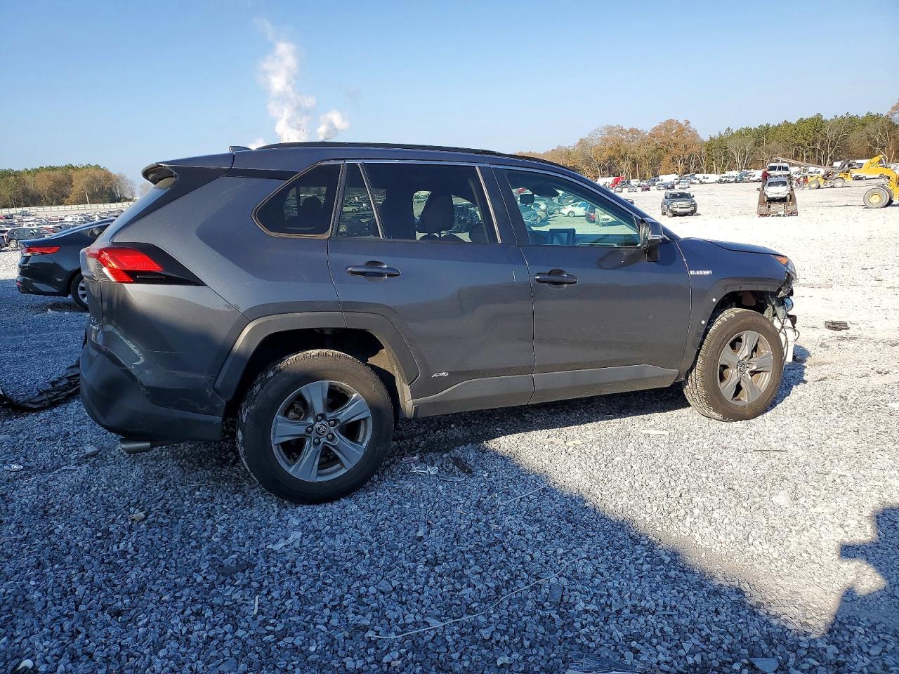 2021 TOYOTA RAV4 XLE photo 3