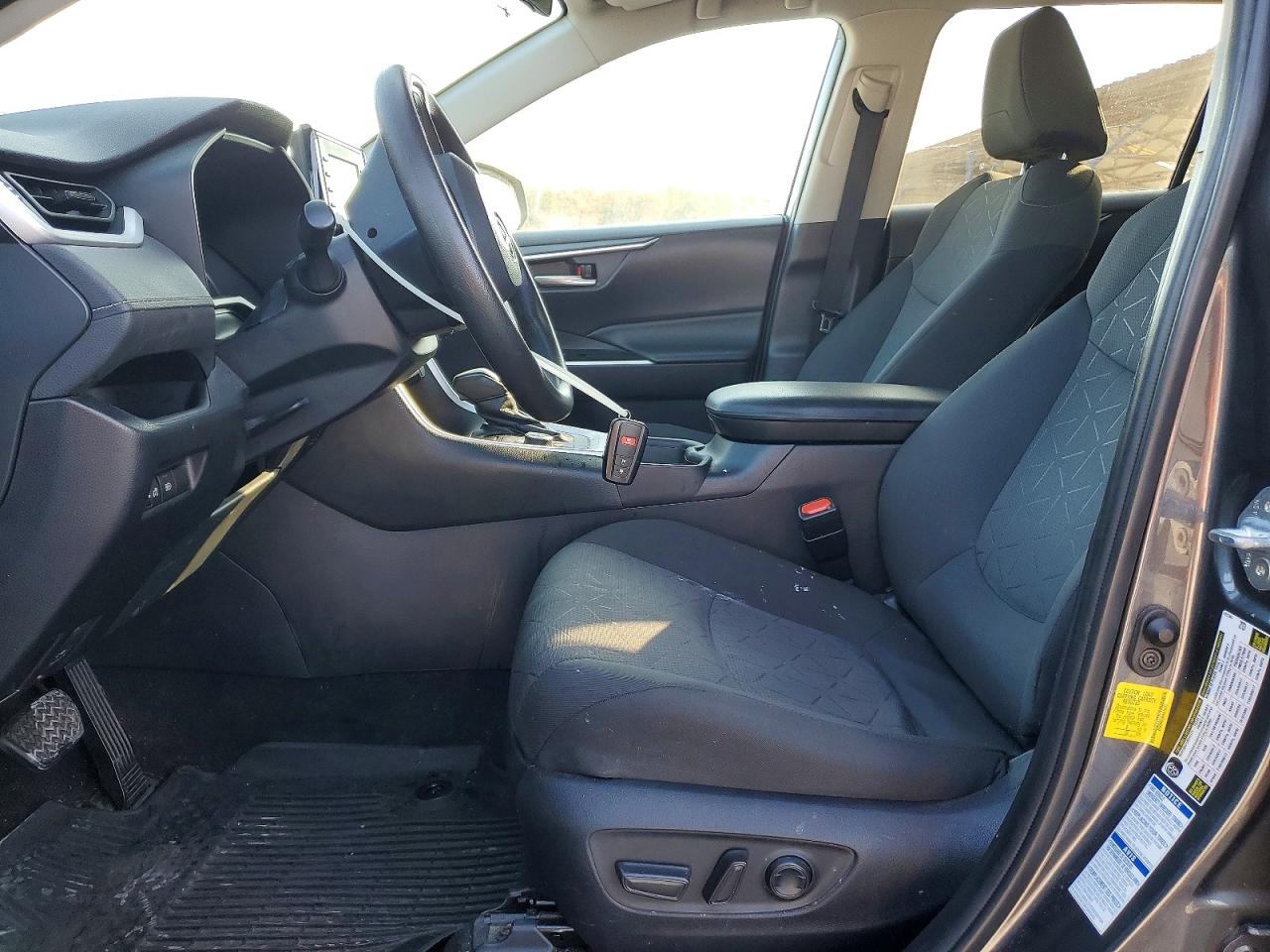 2021 TOYOTA RAV4 XLE photo 7