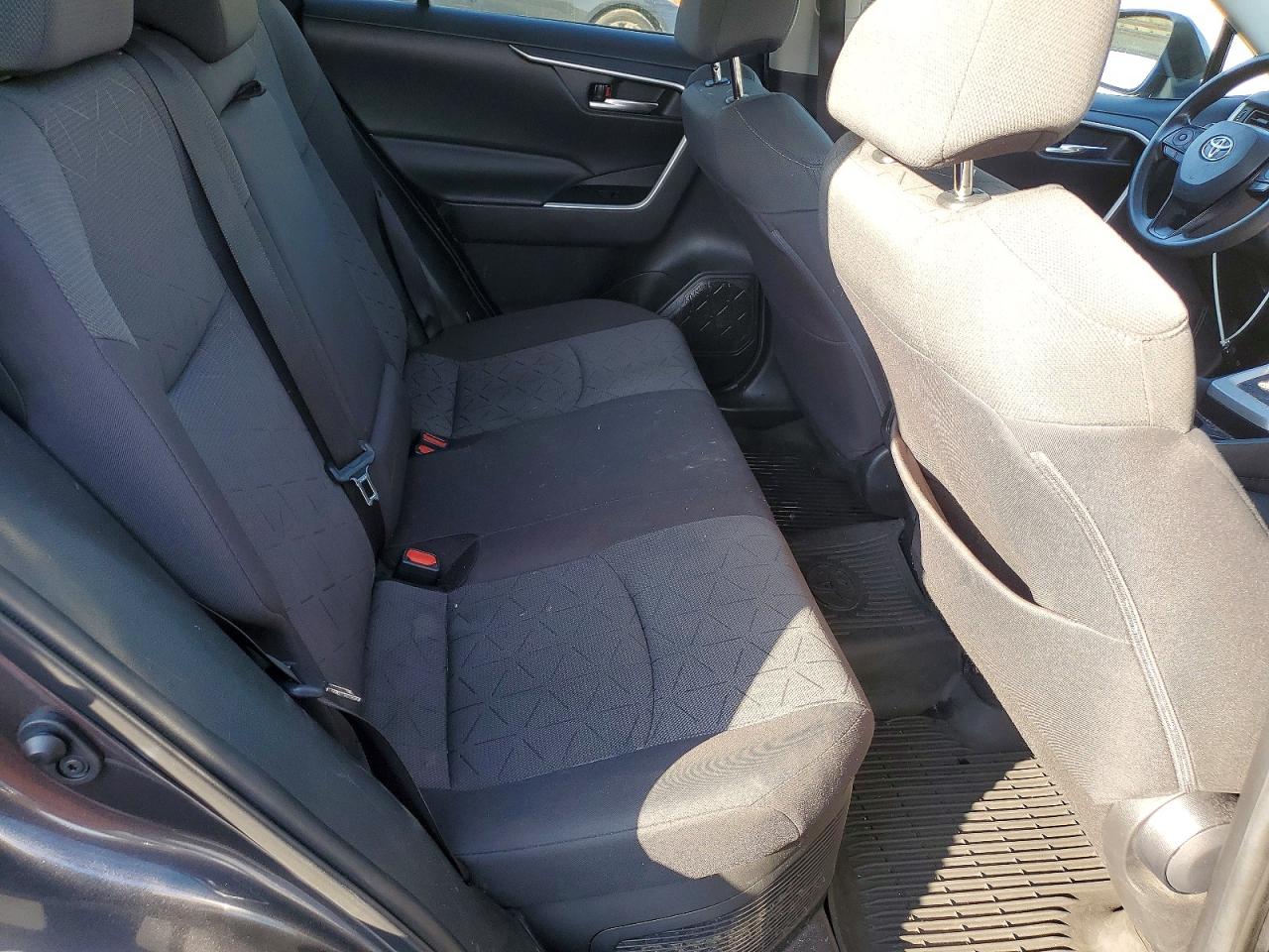 2021 TOYOTA RAV4 XLE photo 10