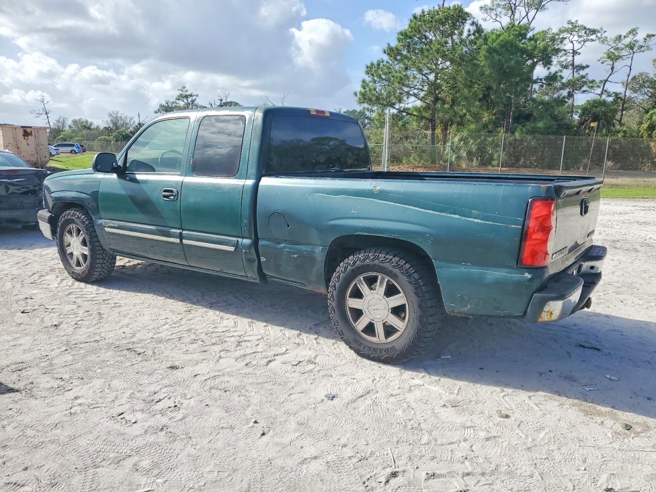 2003 CHEVROLET SILVERADO C1500 photo 2