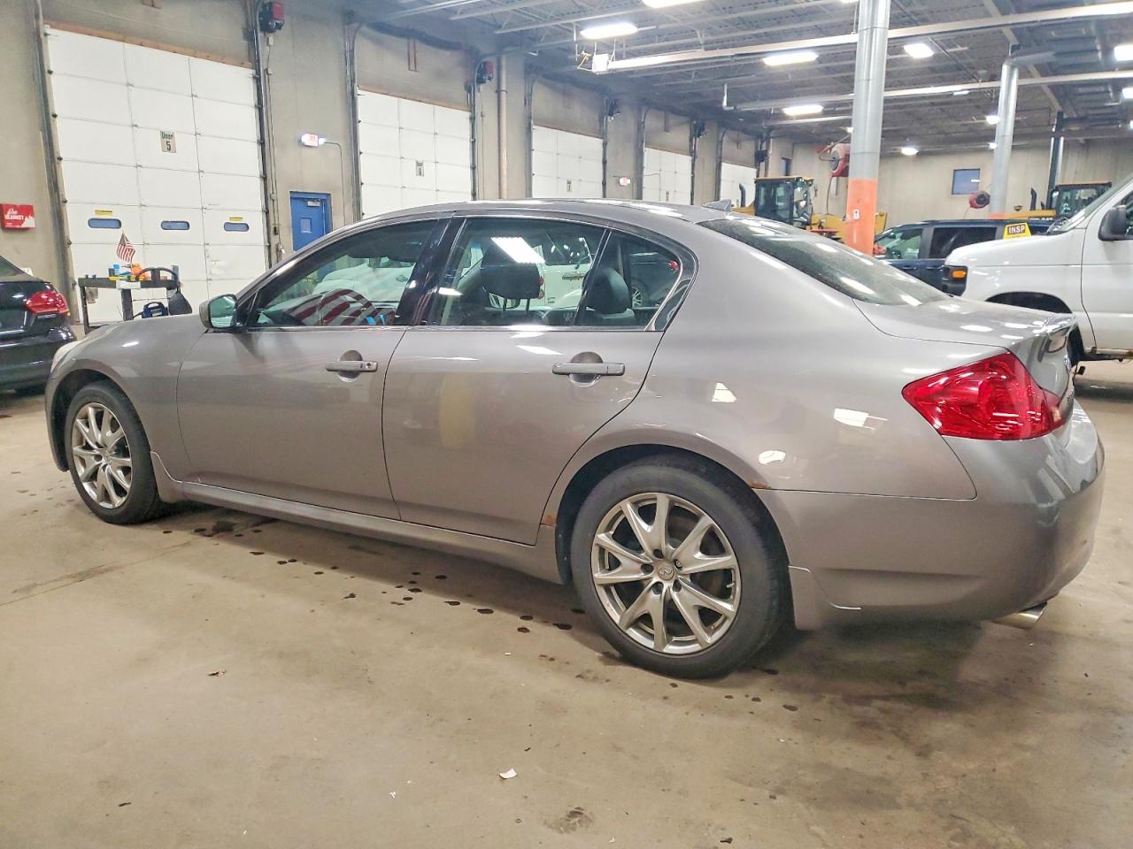 2009 INFINITI G37 photo 2
