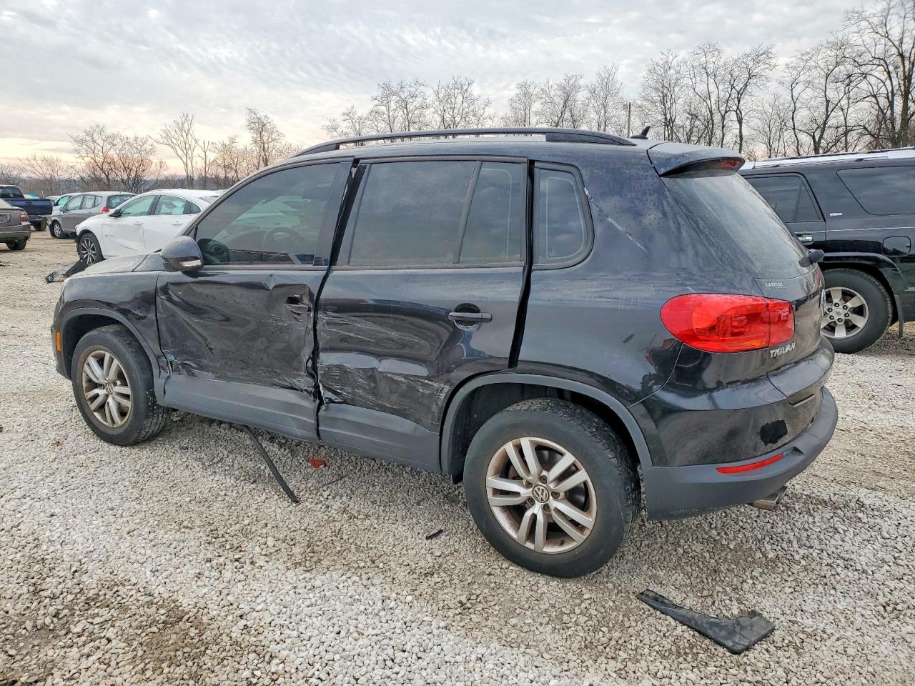 2016 VOLKSWAGEN TIGUAN S photo 2