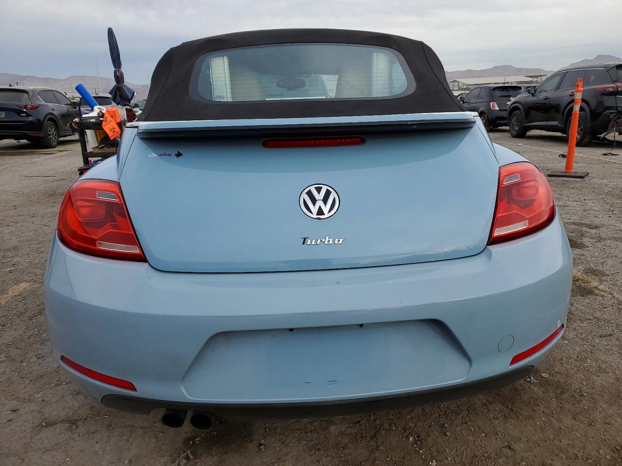 2016 VOLKSWAGEN BEETLE S/SE photo 6