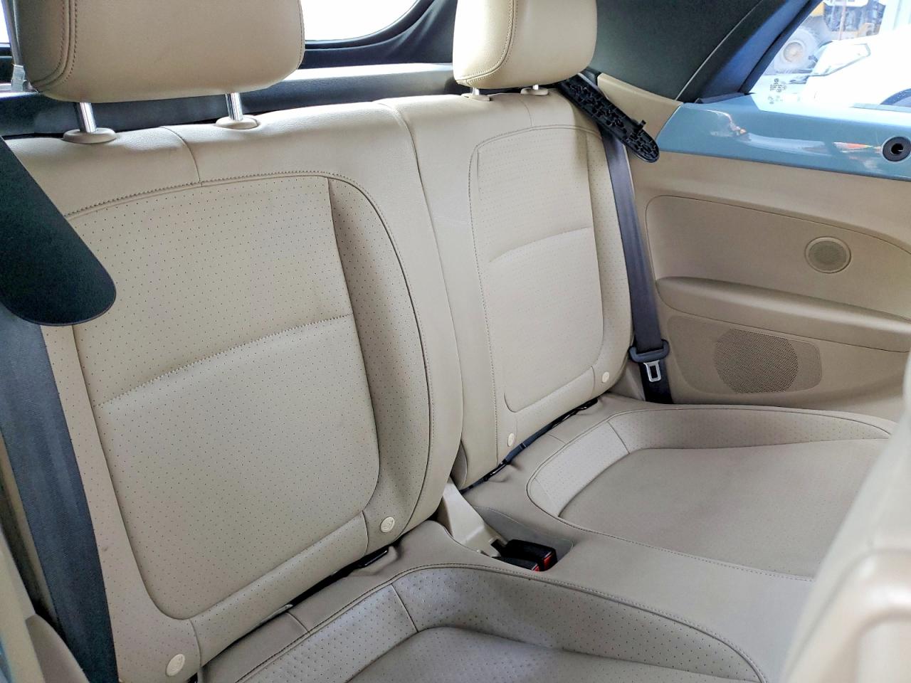2016 VOLKSWAGEN BEETLE S/SE photo 10