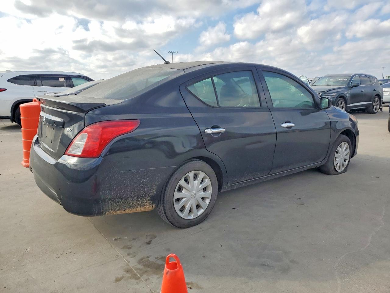 2019 NISSAN VERSA S photo 3