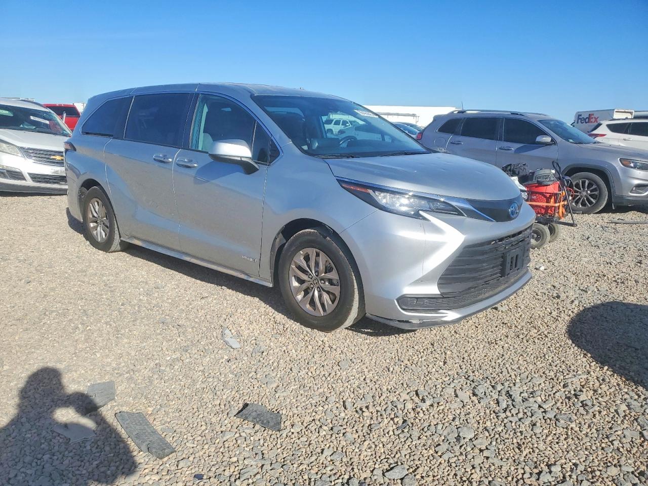 2021 TOYOTA SIENNA LE photo 10