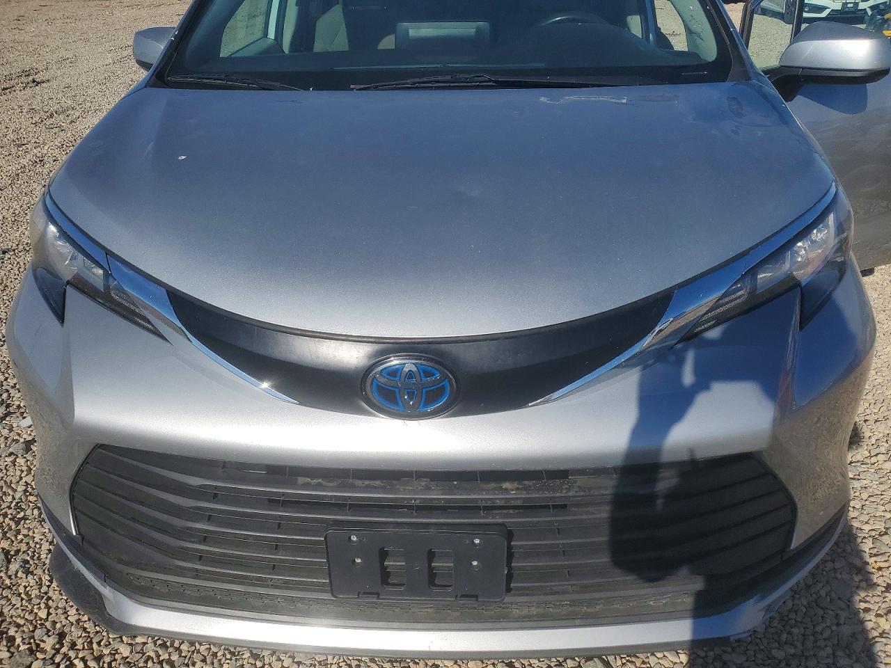 2021 TOYOTA SIENNA LE photo 34