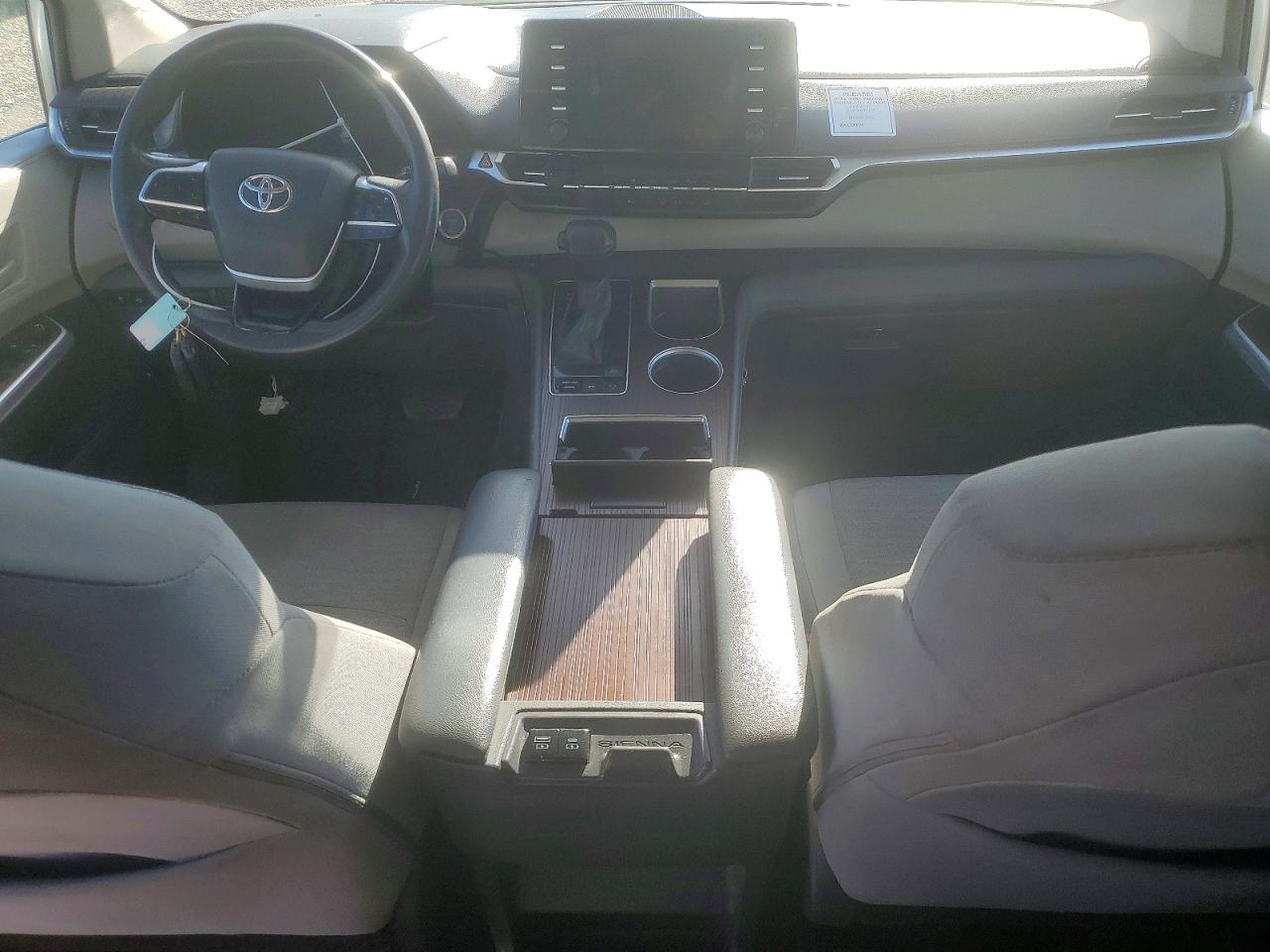 2021 TOYOTA SIENNA LE photo 22