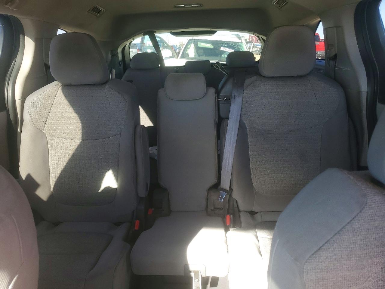 2021 TOYOTA SIENNA LE photo 28