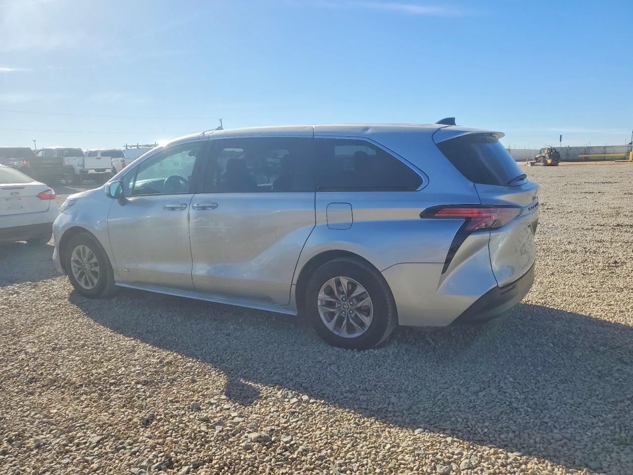 2021 TOYOTA SIENNA LE photo 4