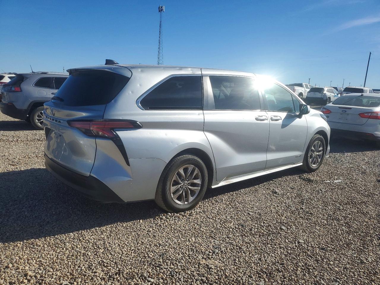 2021 TOYOTA SIENNA LE photo 7