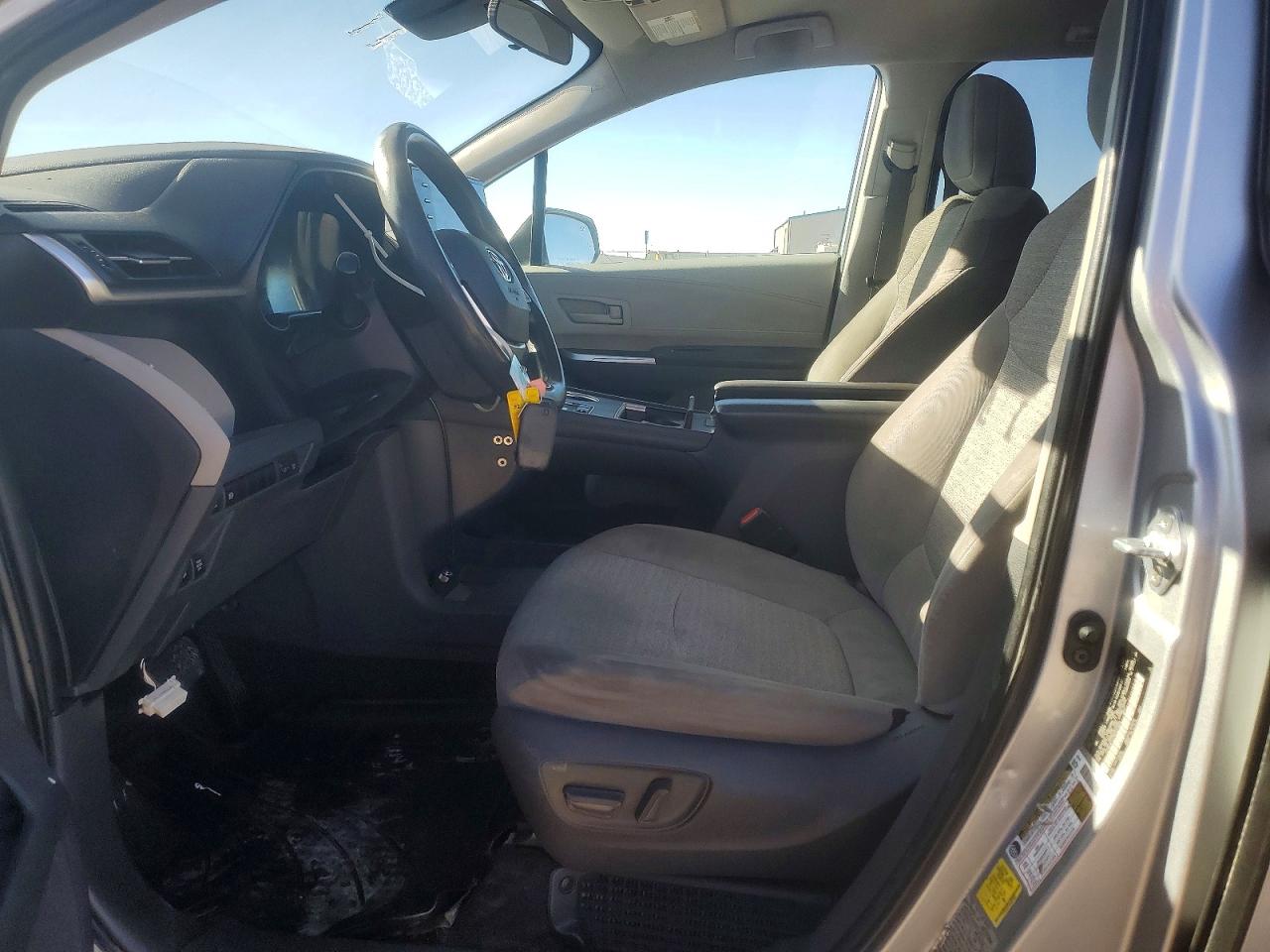 2021 TOYOTA SIENNA LE photo 19
