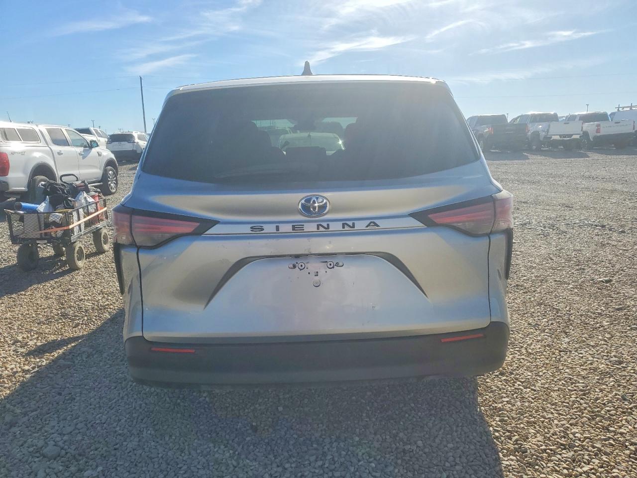 2021 TOYOTA SIENNA LE photo 16
