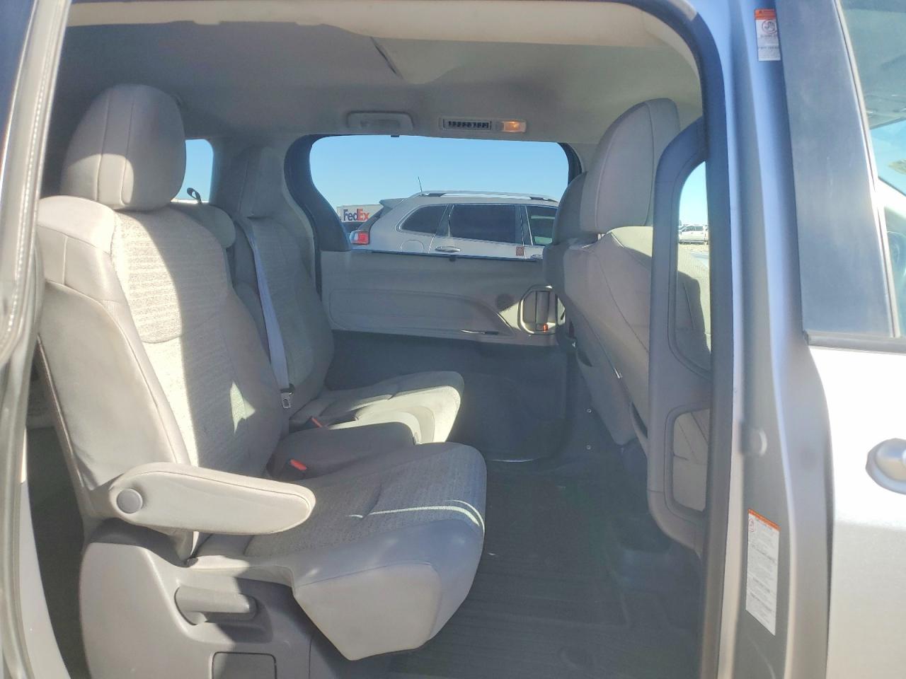 2021 TOYOTA SIENNA LE photo 31