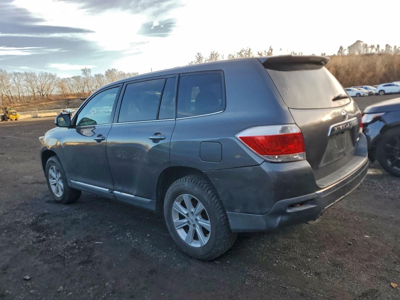 2011 TOYOTA HIGHLANDER BASE photo 2