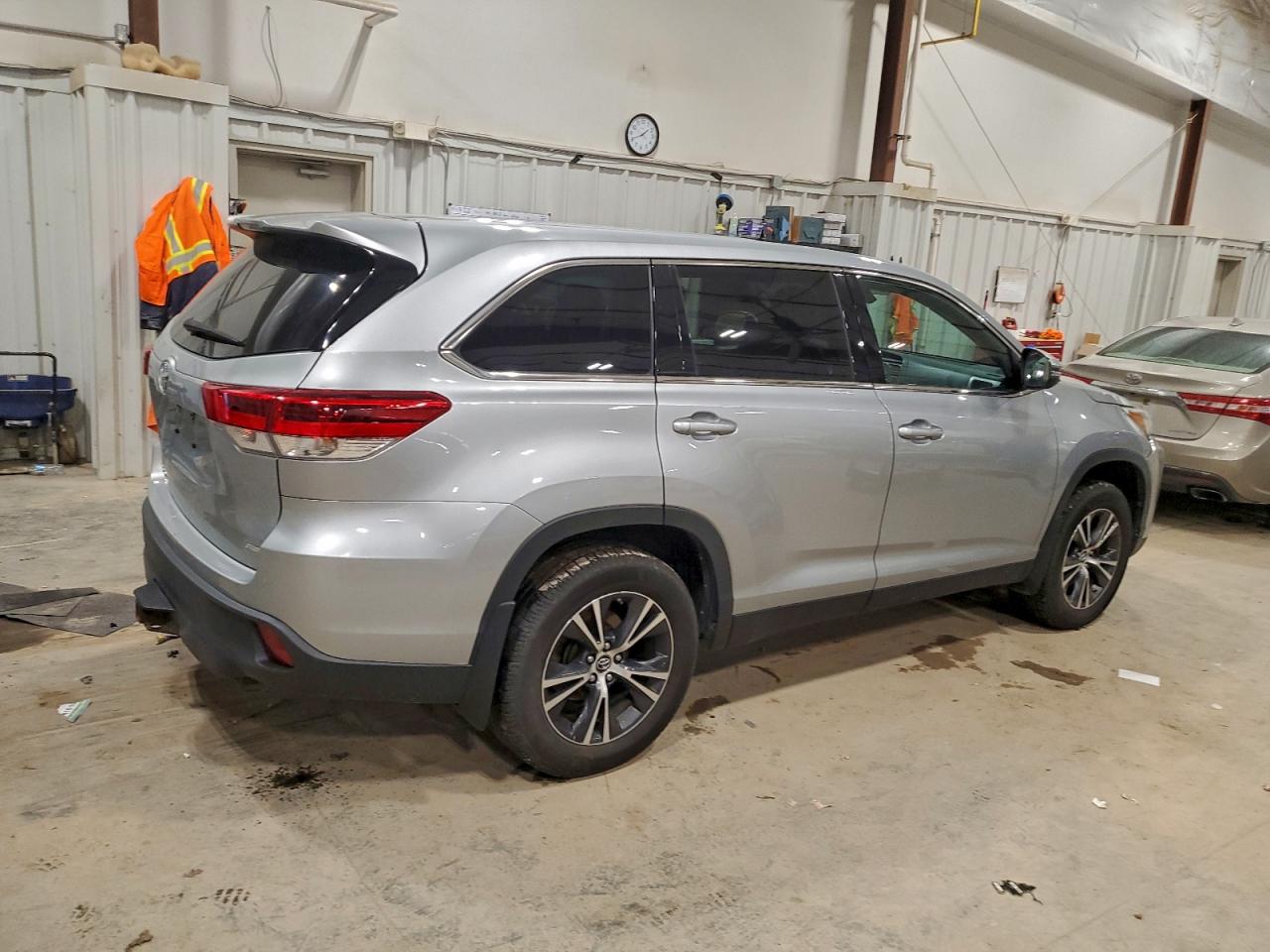 2019 TOYOTA HIGHLANDER LE photo 5