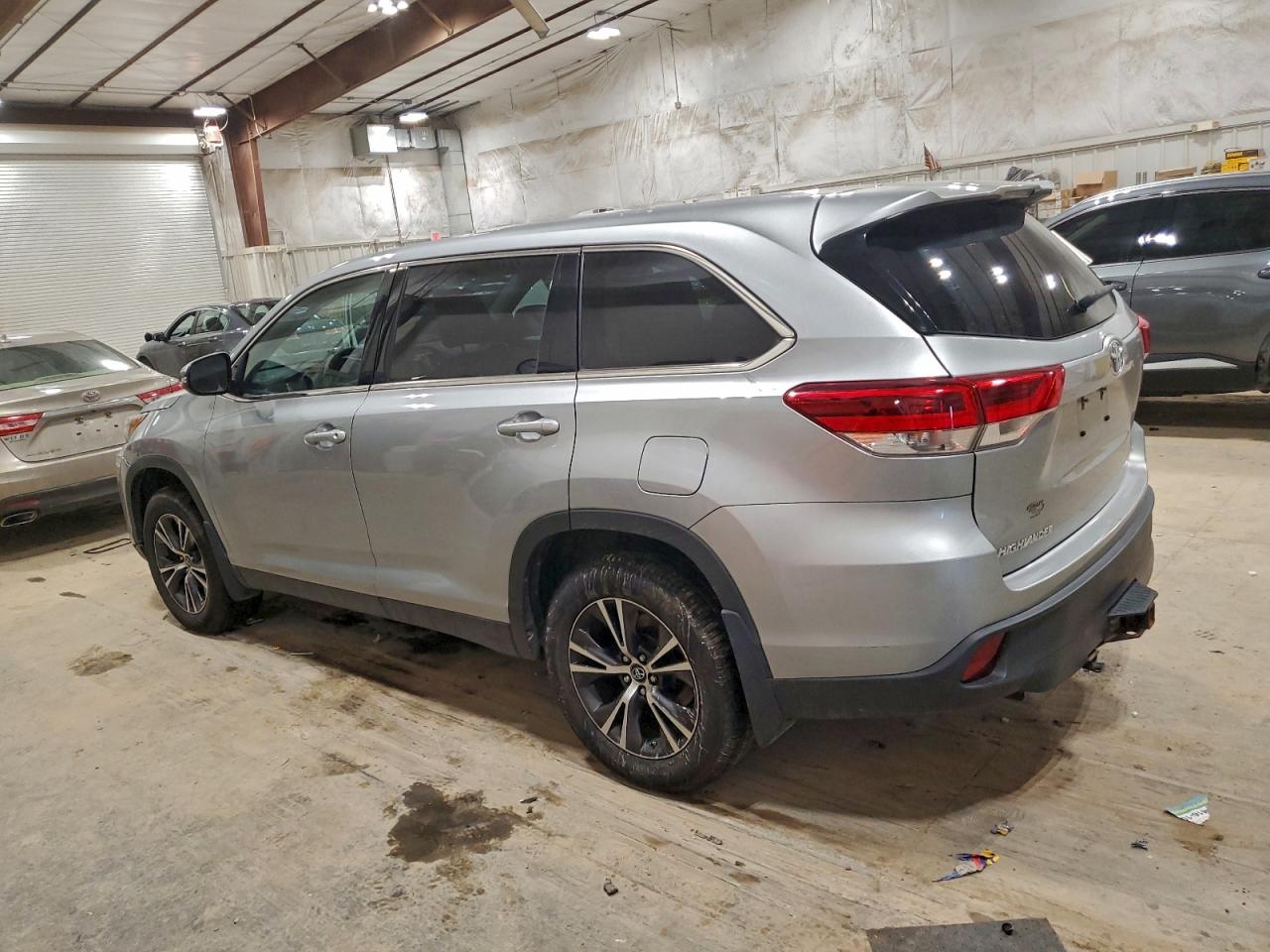 2019 TOYOTA HIGHLANDER LE photo 3