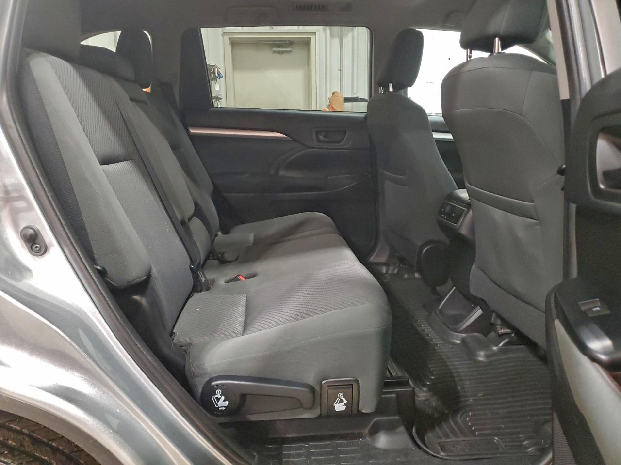 2019 TOYOTA HIGHLANDER LE photo 21