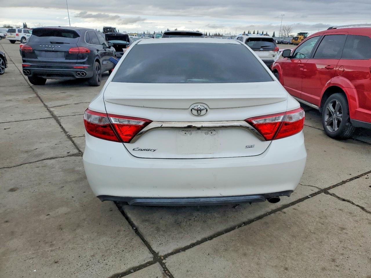 2015 TOYOTA CAMRY LE photo 6