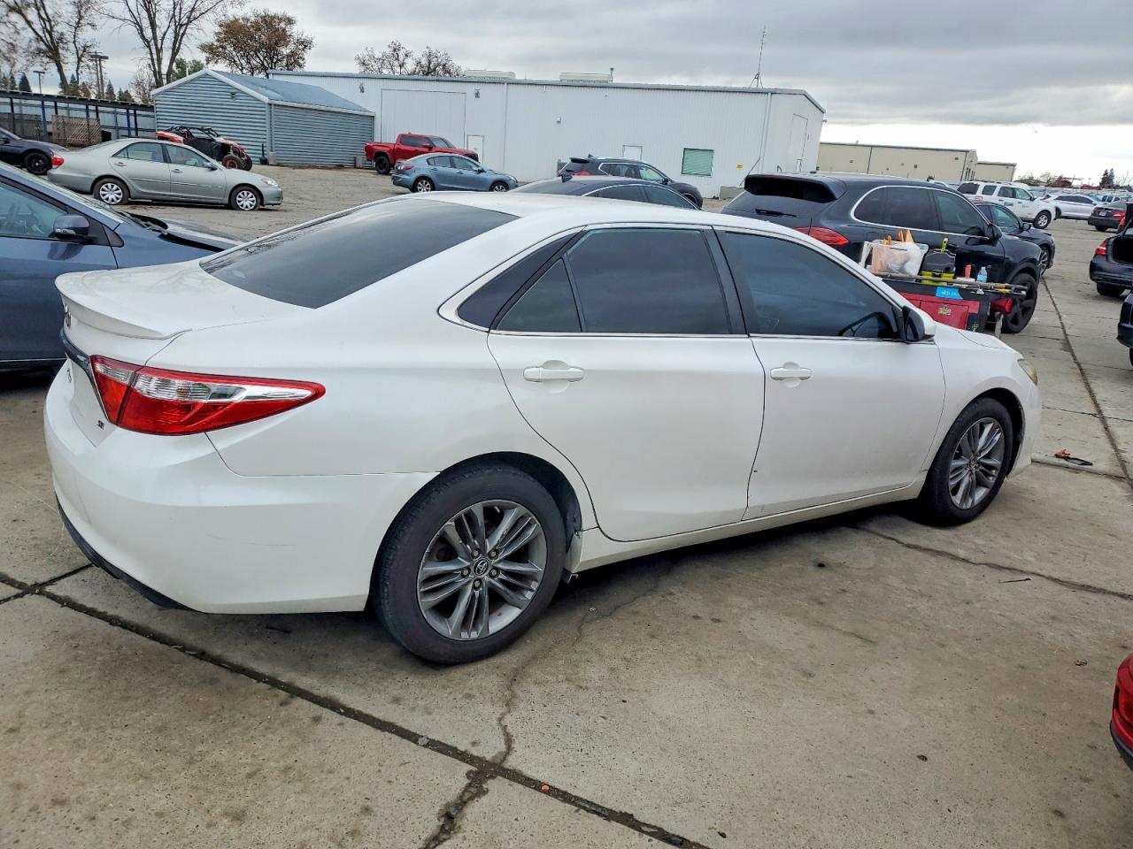 2015 TOYOTA CAMRY LE photo 3