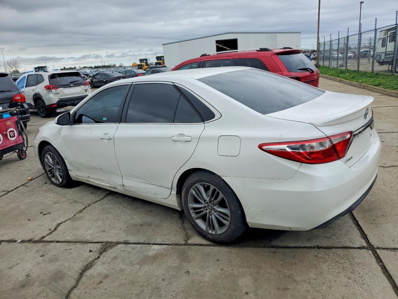 2015 TOYOTA CAMRY LE photo 2