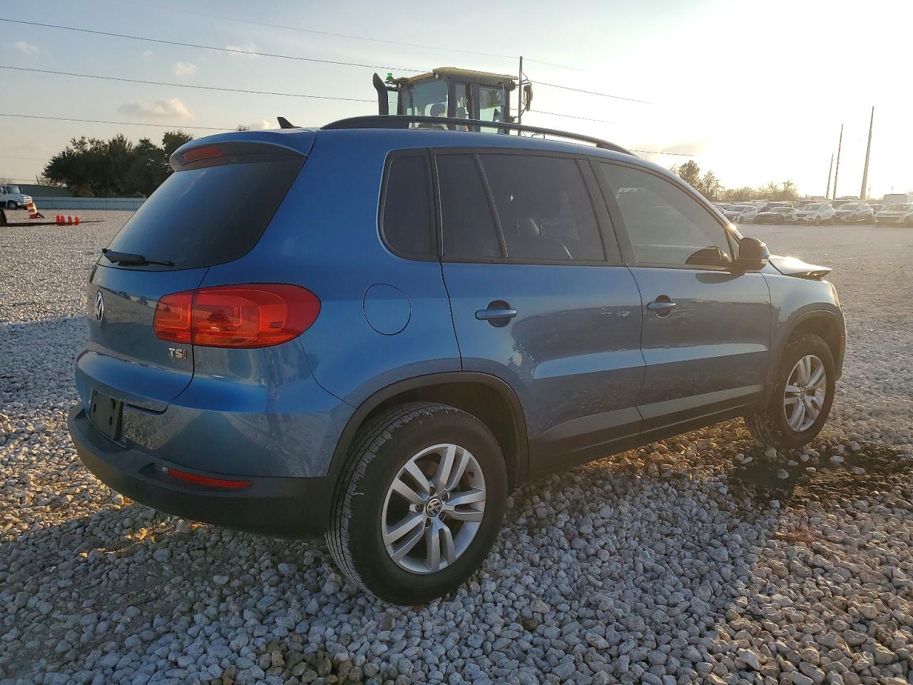 2017 VOLKSWAGEN TIGUAN S photo 3