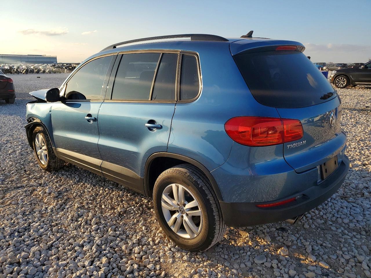 2017 VOLKSWAGEN TIGUAN S photo 2