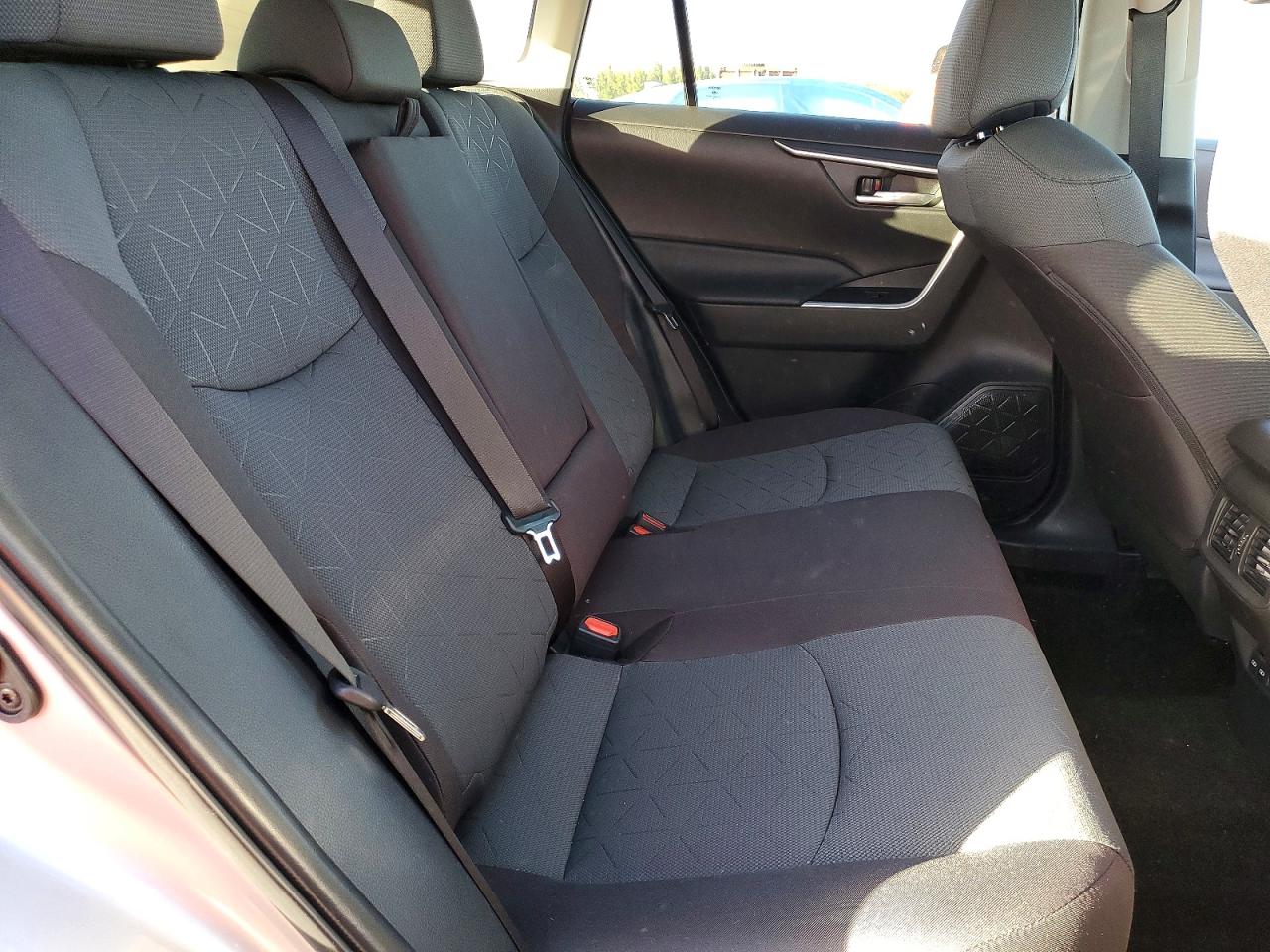 2025 TOYOTA RAV4 XLE photo 21
