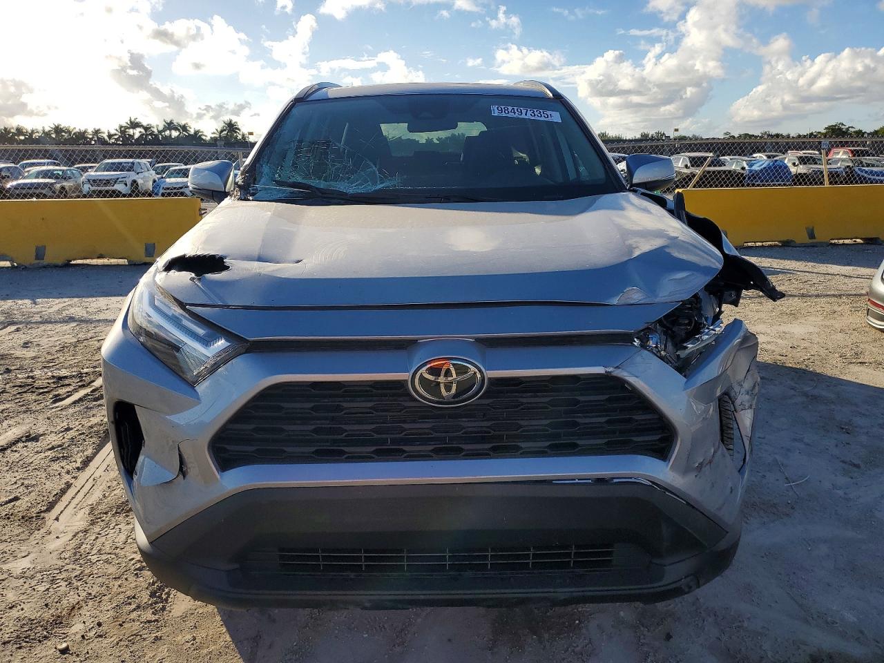 2025 TOYOTA RAV4 XLE photo 9