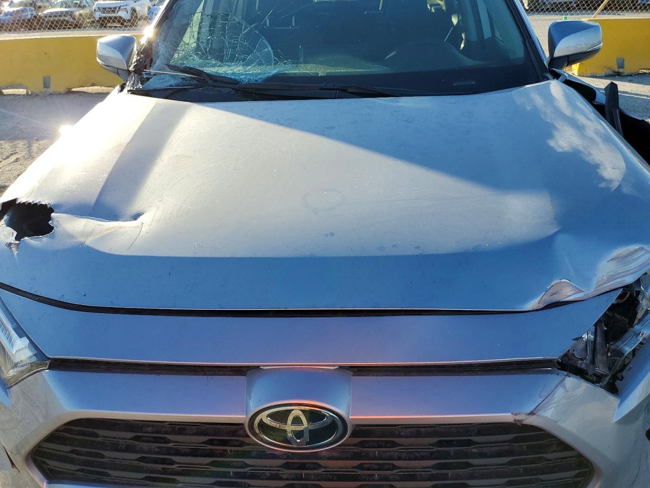 2025 TOYOTA RAV4 XLE photo 23