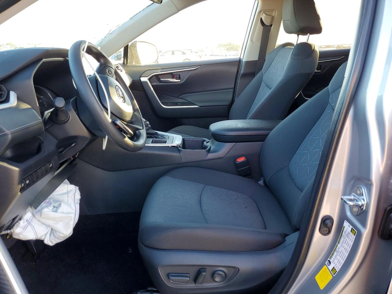 2025 TOYOTA RAV4 XLE photo 13