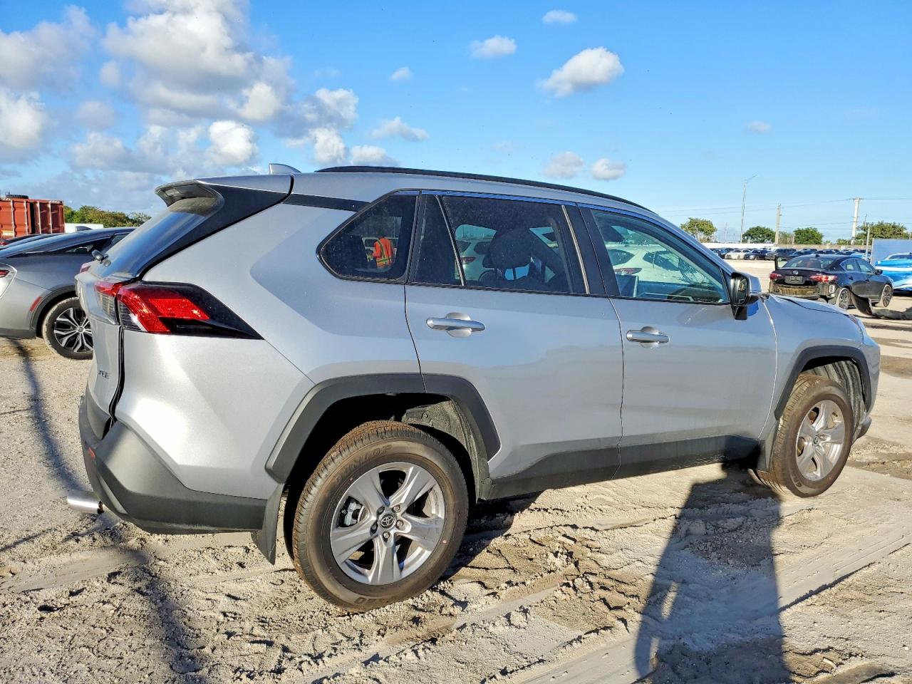 2025 TOYOTA RAV4 XLE photo 5
