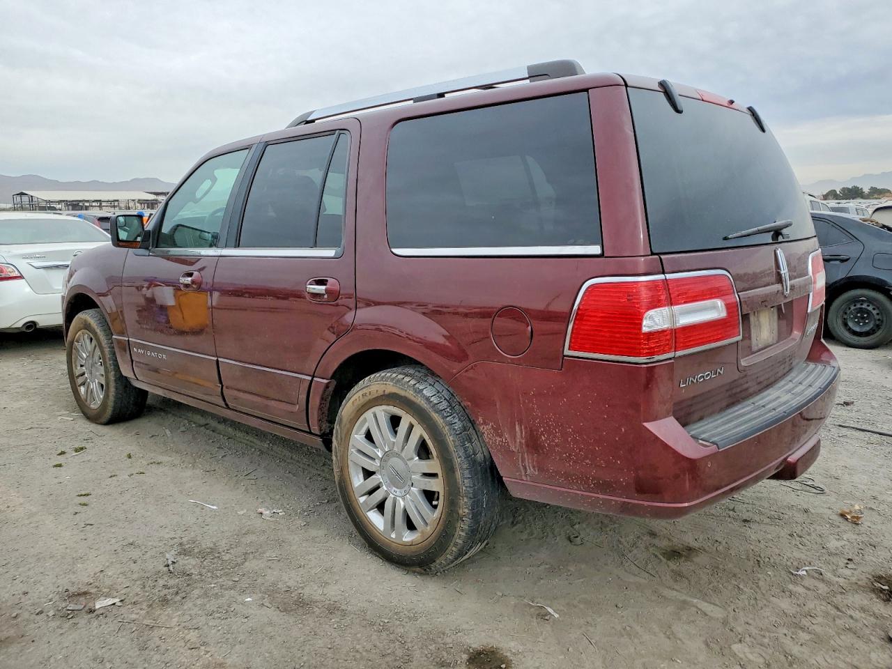 2013 LINCOLN NAVIGATOR photo 2