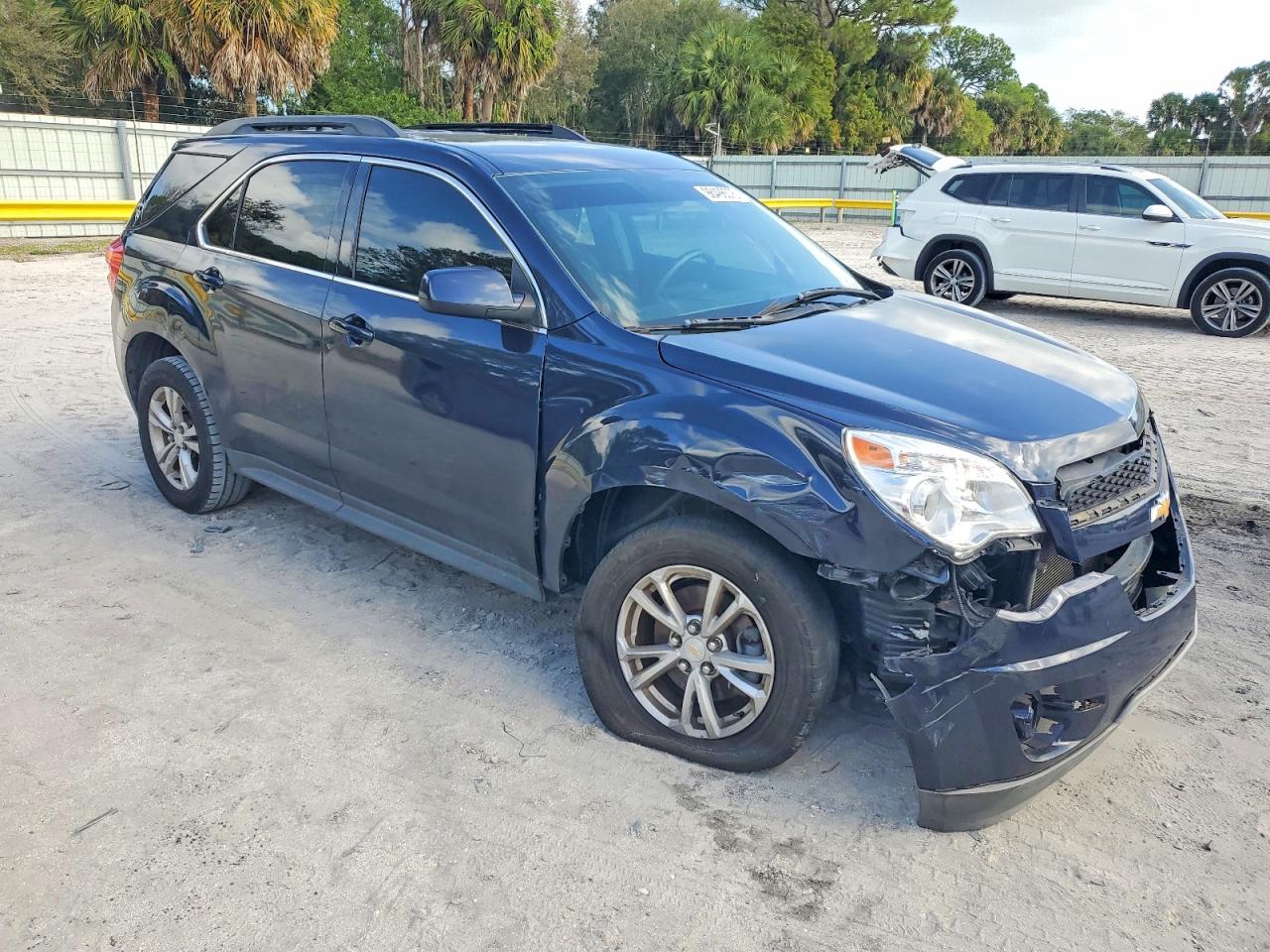 2017 CHEVROLET EQUINOX LT photo 4