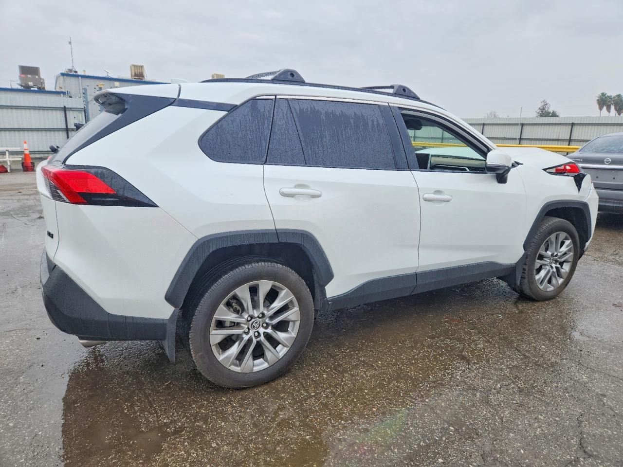2024 TOYOTA RAV4 XLE PREMIUM photo 3