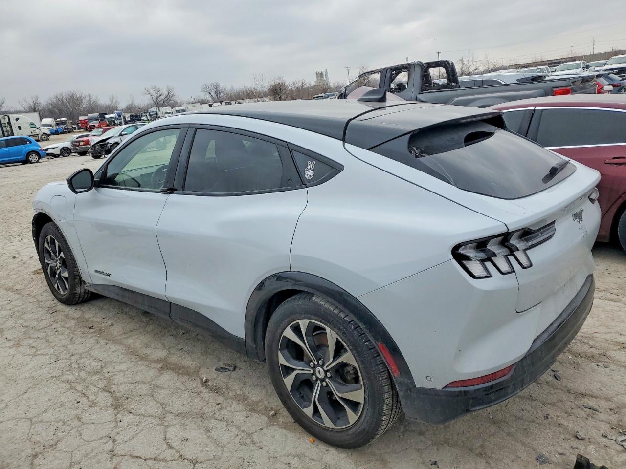 2021 FORD MUSTANG MACH-E PREMIUM photo 2