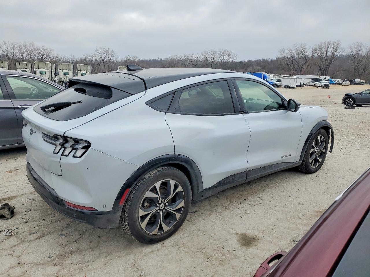 2021 FORD MUSTANG MACH-E PREMIUM photo 3