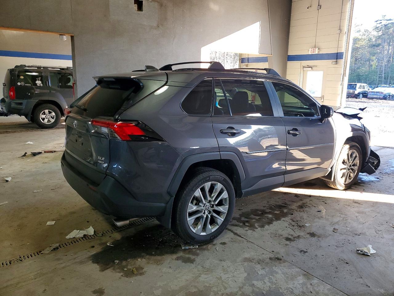 2025 TOYOTA RAV4 XLE PREMIUM photo 5