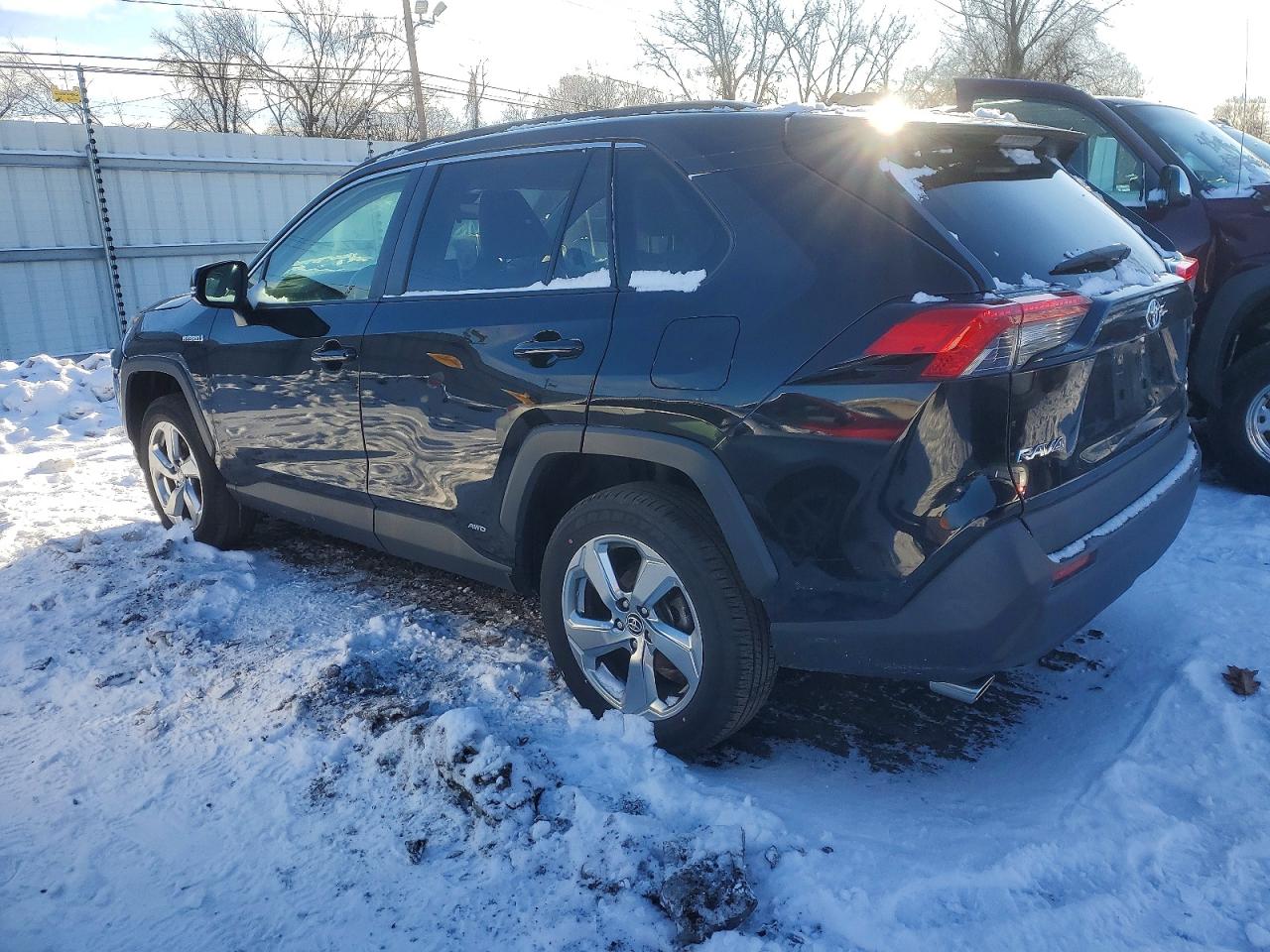 2021 TOYOTA RAV4 XLE PREMIUM photo 3